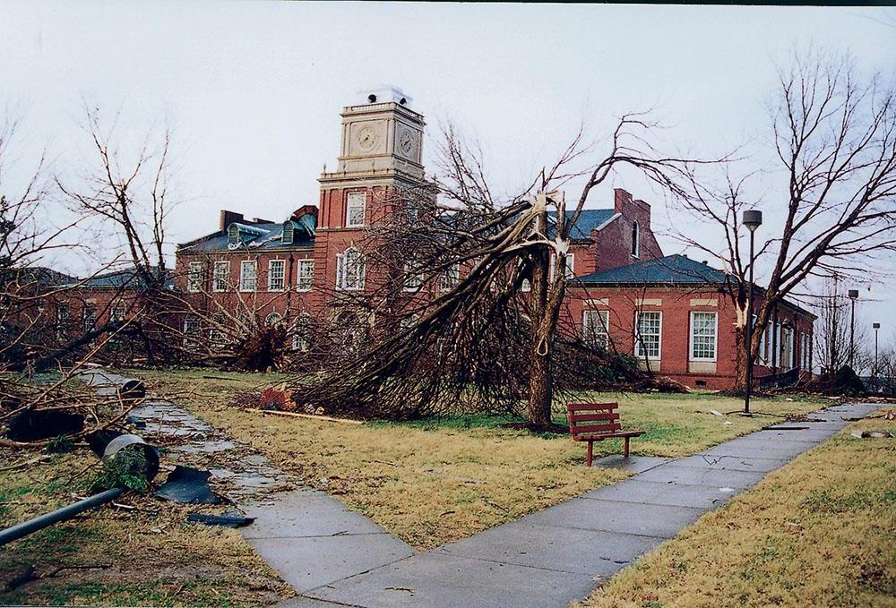 The Browning, pictured, Clement, Harned, 哈维尔和阿奇伍德建筑在1月11日的一次地震中严重受损. 1999年22日，龙卷风袭击了克拉克斯维尔.